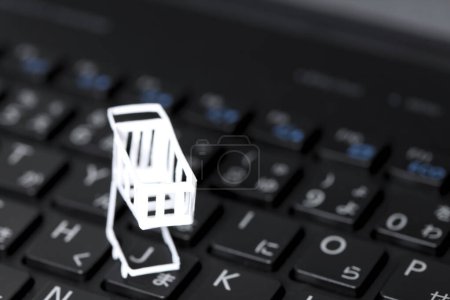 Foto de Concepto de compras por Internet. teclado con carrito de compras - Imagen libre de derechos