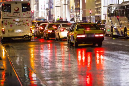 Téléchargez les photos : Circulation nocturne dans la ville par temps pluvieux - en image libre de droit