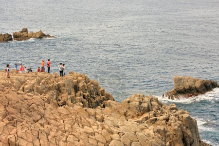 Téléchargez les photos : Groupe de personnes debout et regardant la mer - en image libre de droit