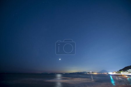 Foto de Vista nocturna del mar y la playa por la noche - Imagen libre de derechos