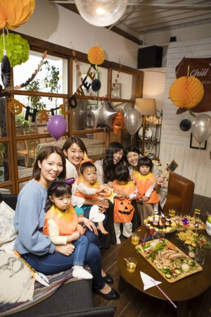 Téléchargez les photos : Asiatiques jeunes mères et leurs petits enfants mignons célébrant Halloween - en image libre de droit