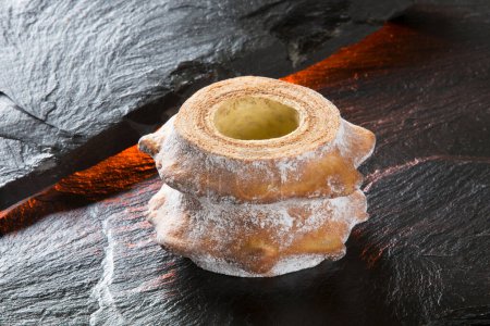 Téléchargez les photos : Baumkuchen boulangerie, cracher gâteau de la cuisine allemande. C'est aussi un dessert populaire au Japon. - en image libre de droit