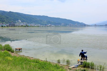 Foto de Vista del lago Suwa en las montañas Kiso, en la región central de la prefectura de Nagano, Japón - Imagen libre de derechos