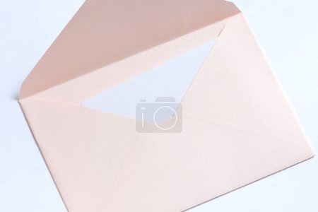 Téléchargez les photos : Enveloppe avec carte blanche isolée sur fond blanc - en image libre de droit