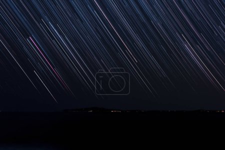 Téléchargez les photos : Vue des étoiles tombantes dans le ciel sombre nocturne - en image libre de droit