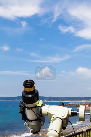 Téléchargez les photos : Vue rapprochée d'un télescope observant le ciel bleu nuageux de jour - en image libre de droit