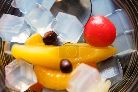 Foto de Primer plano vista de postre dulce sabroso. Ensalada de frutas con gelatina y frutas - Imagen libre de derechos