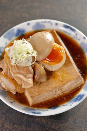 Téléchargez les photos : Cuisine japonaise. porc braisé, tofu et oeuf - en image libre de droit