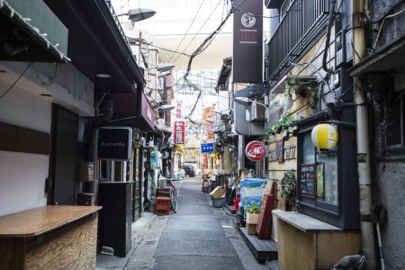 Téléchargez les photos : Vue sur la rue étroite avec de vieux bâtiments dans la ville japonaise - en image libre de droit