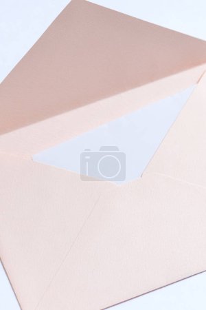 Téléchargez les photos : Enveloppe avec carte blanche isolée sur fond blanc - en image libre de droit
