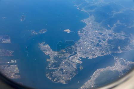 Téléchargez les photos : Vue aérienne de la ville au bord de la mer - en image libre de droit