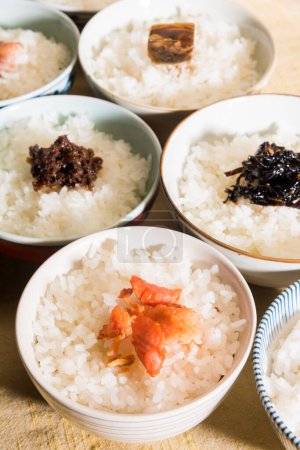 Téléchargez les photos : Bols de riz avec poissons et algues sur la table - en image libre de droit
