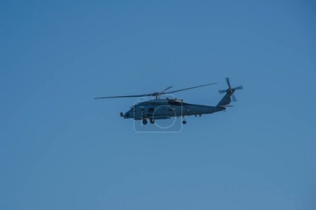 Téléchargez les photos : Hélicoptère volant dans le ciel bleu - en image libre de droit