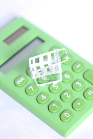 Foto de Calculadora y carrito de compras pequeño, primer plano - Imagen libre de derechos