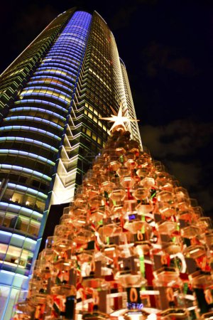 Téléchargez les photos : Arbre de Noël et gratte-ciel la nuit - en image libre de droit