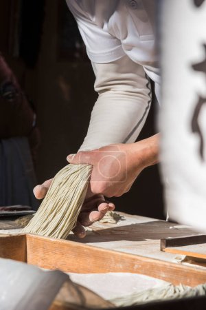 Téléchargez les photos : Le processus de fabrication des pâtes italiennes traditionnelles. Pâte à découper maître sur table - en image libre de droit