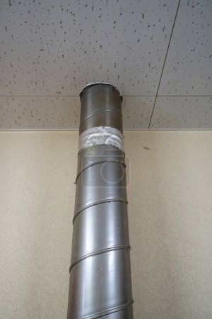 Téléchargez les photos : Tuyau flexible en aluminium de capot de cuisine de ventilation d'air d'échappement - en image libre de droit