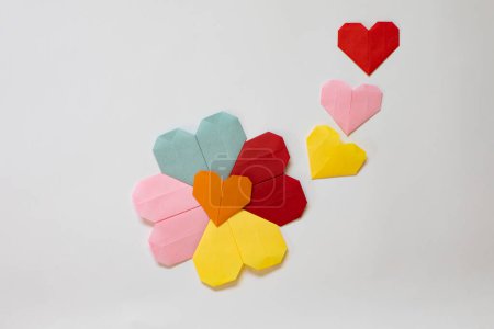 Téléchargez les photos : Cœurs origami en papier coloré sur fond blanc - en image libre de droit