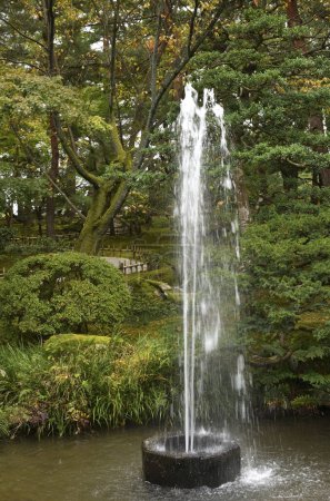 Téléchargez les photos : Fontaine japonaise dans le parc - en image libre de droit