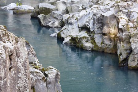 Foto de El río de montaña con rocas - Imagen libre de derechos