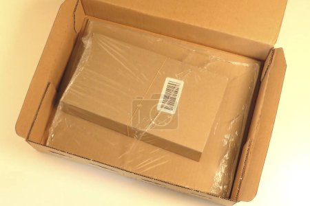 Foto de Caja de cartón con cinta adhesiva en el suelo - Imagen libre de derechos