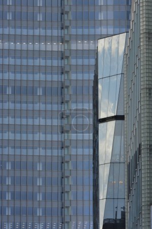 Foto de Fachada de cristal del edificio de oficinas moderno - Imagen libre de derechos