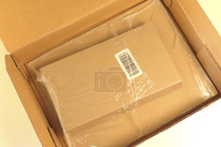 Foto de Caja de cartón con cinta adhesiva en el suelo - Imagen libre de derechos