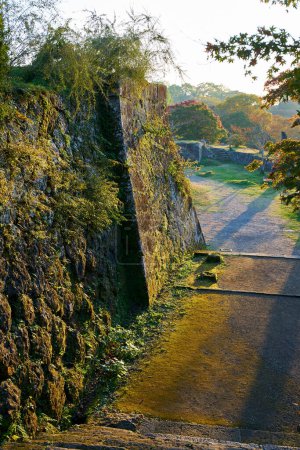 Téléchargez les photos : Belle vue sur les ruines de la vieille forteresse au coucher du soleil - en image libre de droit