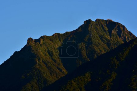 Téléchargez les photos : View of rocky mountains and blue sky - en image libre de droit
