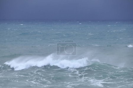 Téléchargez les photos : Belle vue sur les vagues dans la mer - en image libre de droit