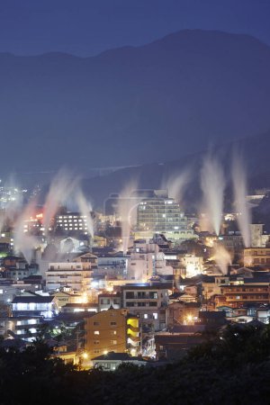 Foto de Hermoso paisaje de Beppu paisaje urbano con vapor deriva de baño público. - Imagen libre de derechos