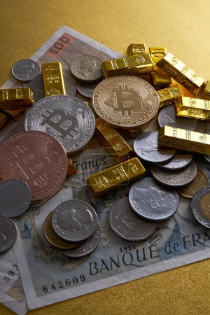 Foto de Pila de monedas de bitcoin y barras de oro - Imagen libre de derechos