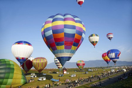Téléchargez les photos : Montgolfières colorées volent au-dessus du ciel - en image libre de droit