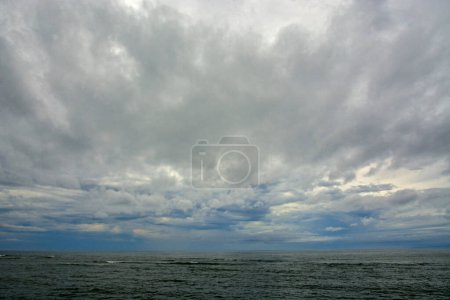 Téléchargez les photos : Vue des nuages orageux sur la mer calme. - en image libre de droit