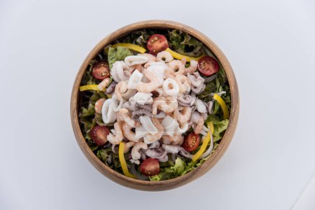 Téléchargez les photos : Salade aux crevettes, tomates, fruits de mer et laitue sur table en bois blanc. vue de dessus. - en image libre de droit