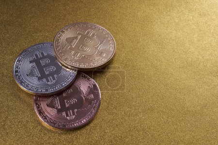 Foto de Bitcoins sobre fondo dorado. criptomoneda y concepto de moneda. - Imagen libre de derechos