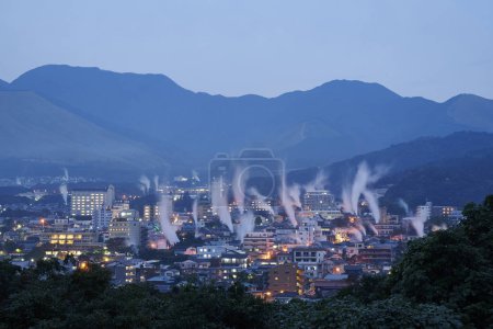 Téléchargez les photos : Beau paysage de la ville de Beppu avec vapeur dérivé du bain public. - en image libre de droit