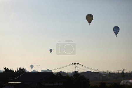 Téléchargez les photos : Montgolfières volant dans le ciel - en image libre de droit