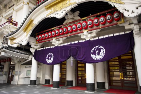 Téléchargez les photos : Kabuki-za à Ginza, le théâtre principal de Tokyo pour la forme dramatique traditionnelle kabuki. Japon - en image libre de droit
