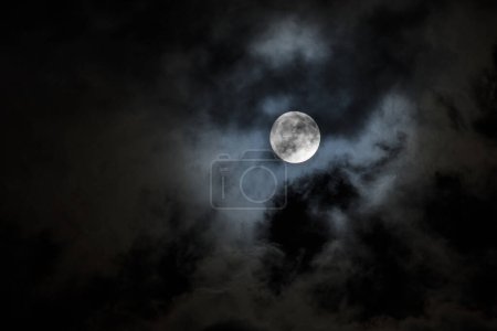Téléchargez les photos : Lune dans le ciel sombre - en image libre de droit