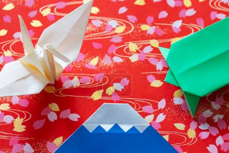 Téléchargez les photos : Mt. Fuji and origami crane on floral pattern - en image libre de droit