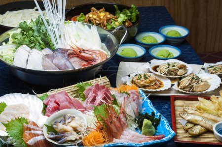 Foto de Cocina japonesa. Comida variada en la mesa. Sashimi de mariscos - Imagen libre de derechos