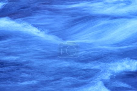 Téléchargez les photos : Texture des vagues d'eau bleue dans un lac - en image libre de droit