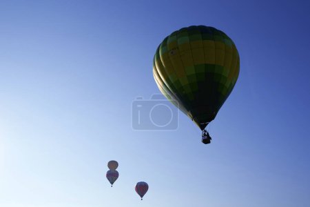 Téléchargez les photos : Montgolfières sur le ciel bleu - en image libre de droit