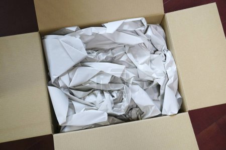 Téléchargez les photos : Papier froissé dans la boîte en carton - en image libre de droit