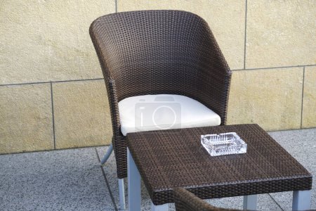 Téléchargez les photos : Table et chaise sur la terrasse - en image libre de droit