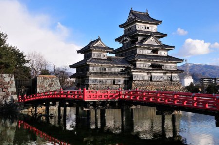 Foto de El Castillo de Matsumoto, originalmente conocido como Castillo de Fukashi, es uno de los principales castillos históricos de Japón. Se encuentra en la ciudad de Matsumoto, en la prefectura de Nagano, Japón. - Imagen libre de derechos