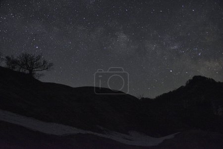 Téléchargez les photos : Ciel nocturne avec étoiles et montagnes - en image libre de droit