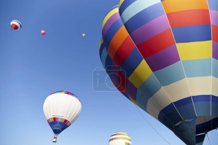 Téléchargez les photos : Montgolfières colorées dans le ciel - en image libre de droit
