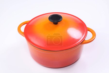 Téléchargez les photos : Pot orange avec couvercle sur fond blanc - en image libre de droit